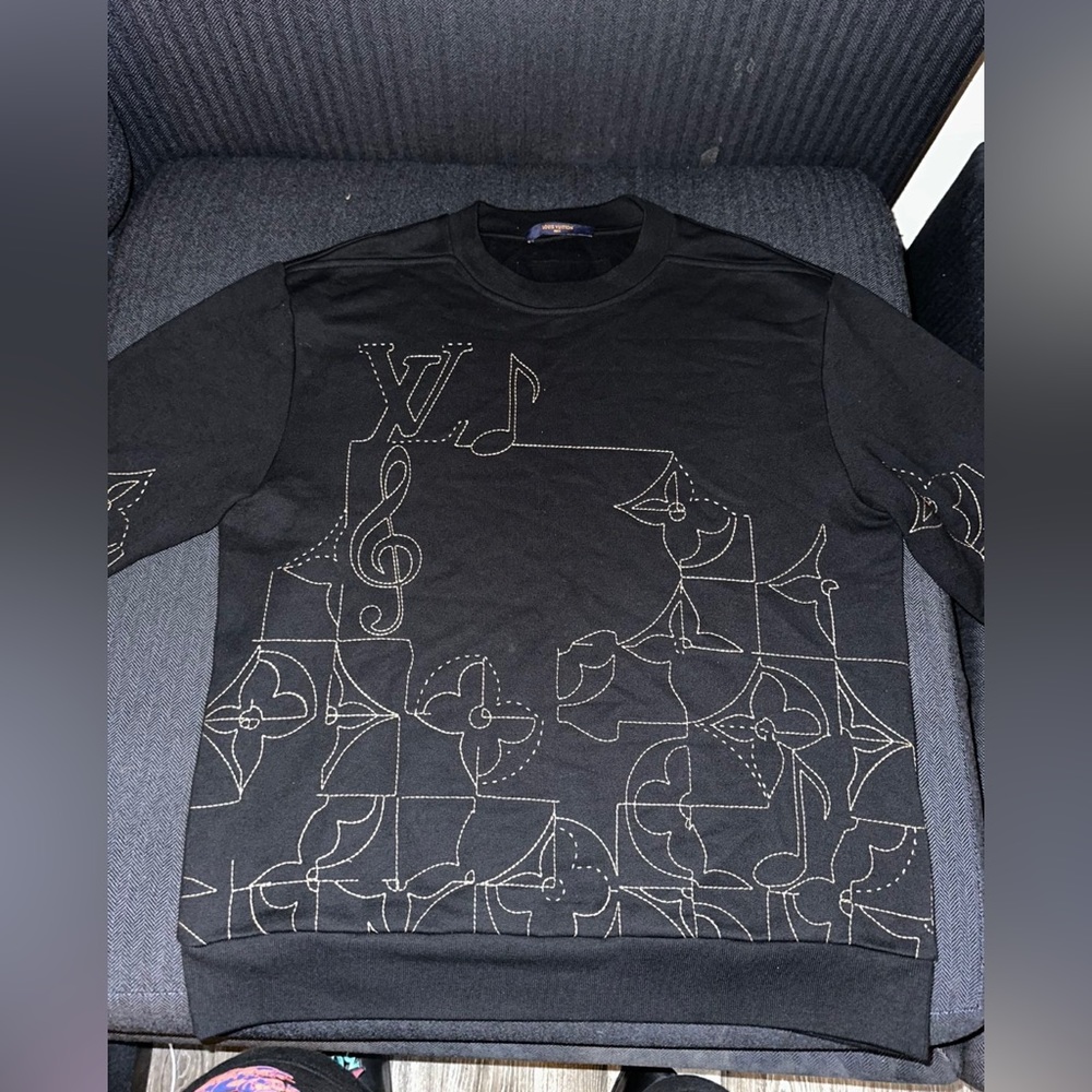 LV MUSIC LINE EMBROIDERED CREWNECK.